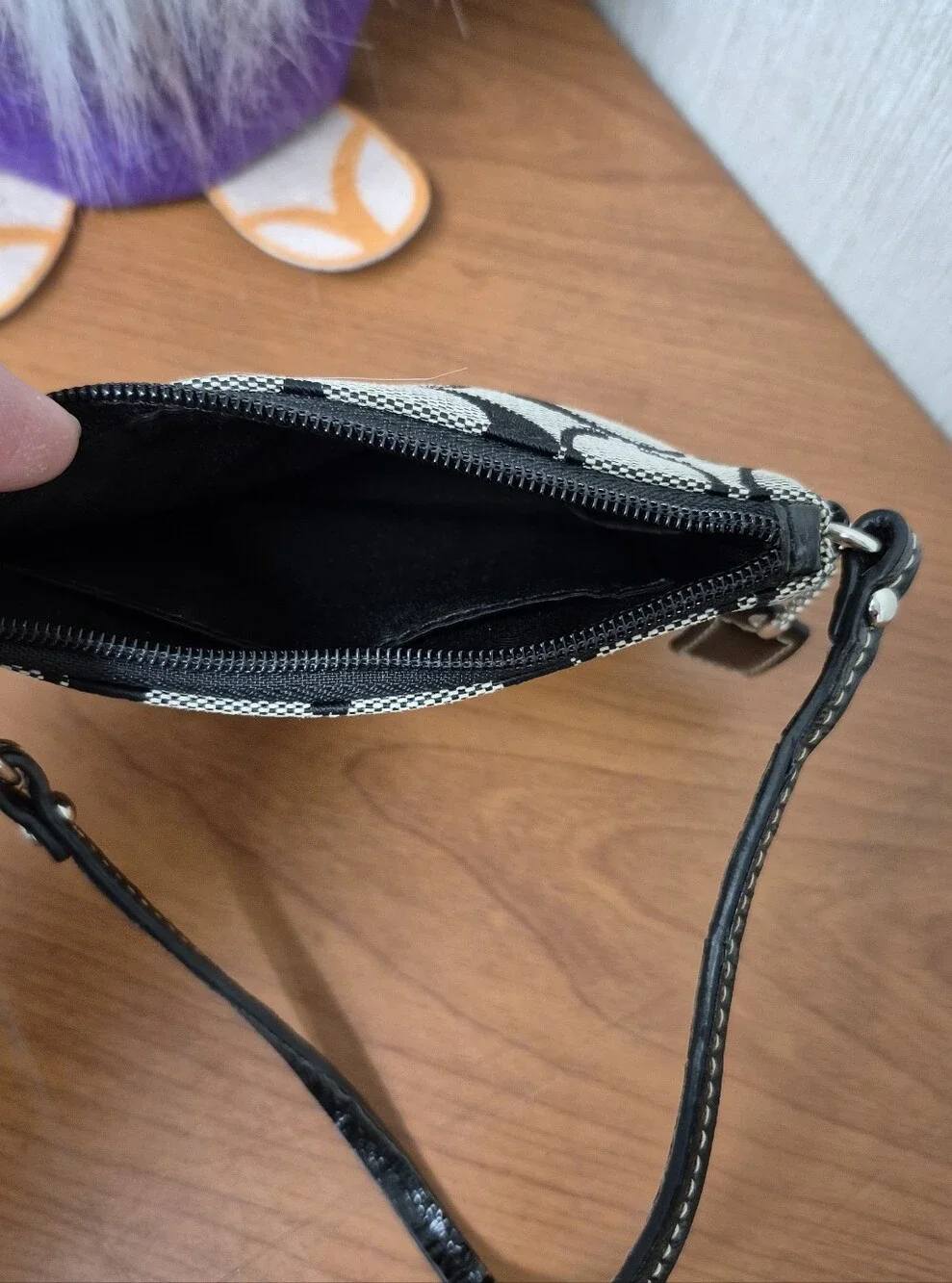 Coach Black & Beige Signature Zip Wristlet With Hang Tag. LIKE NEW. NO CALL OUTS - Picture 5 of 10